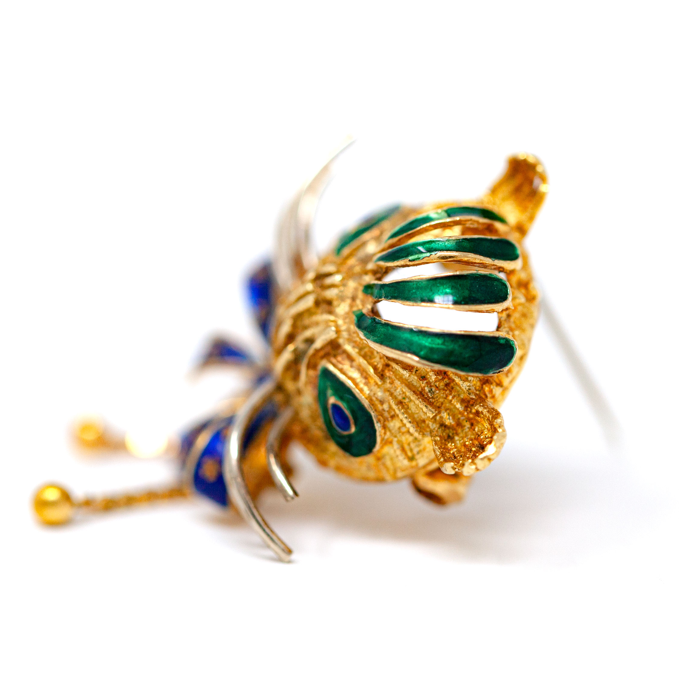 Vintage 18K Gold Cat Brooch with Blue Enamel Bow & Emerald Accents - Image 4