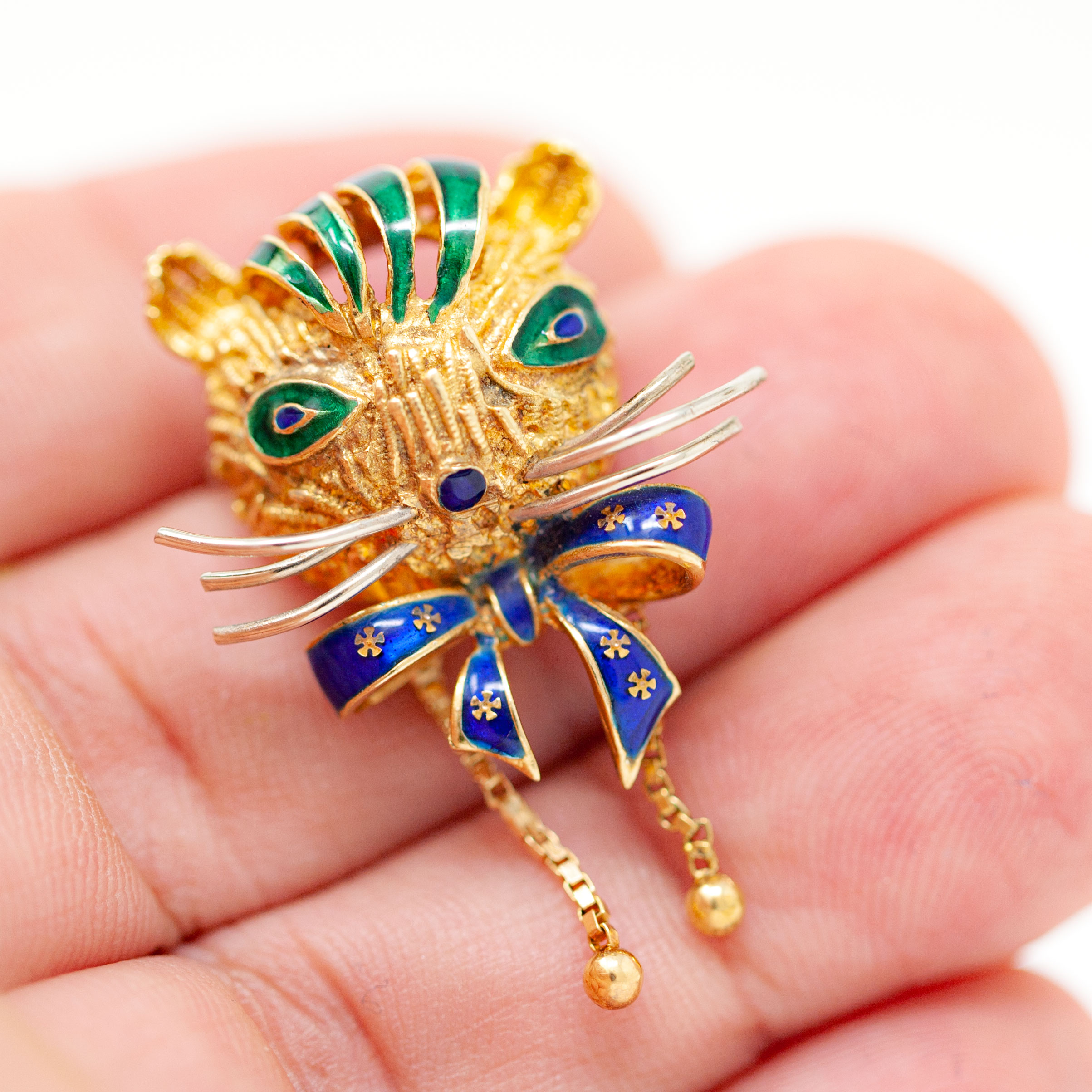 Vintage 18K Gold Cat Brooch with Blue Enamel Bow & Emerald Accents - Image 2