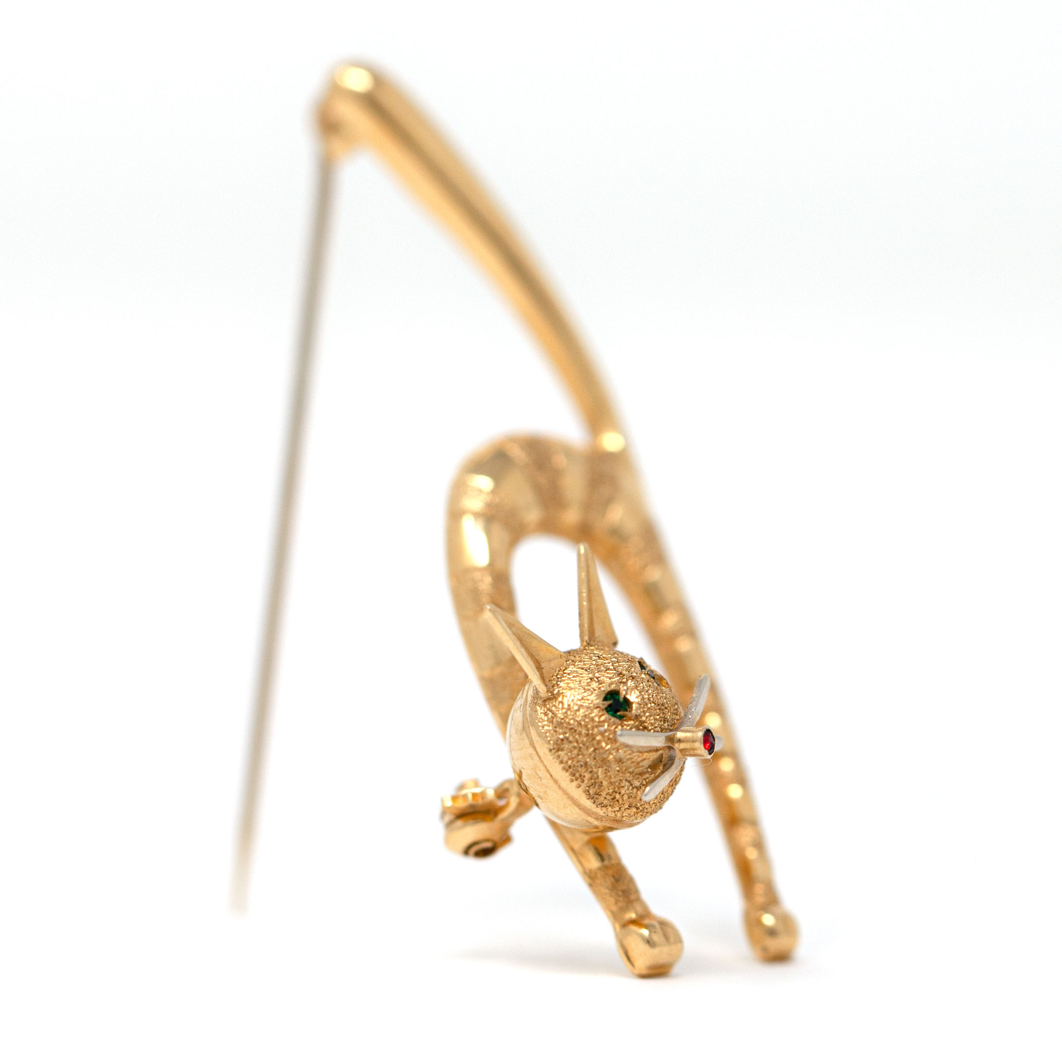 Vintage Italian 18K Gold Cat Brooch with Emerald Eyes and Ruby Nose - Image 3