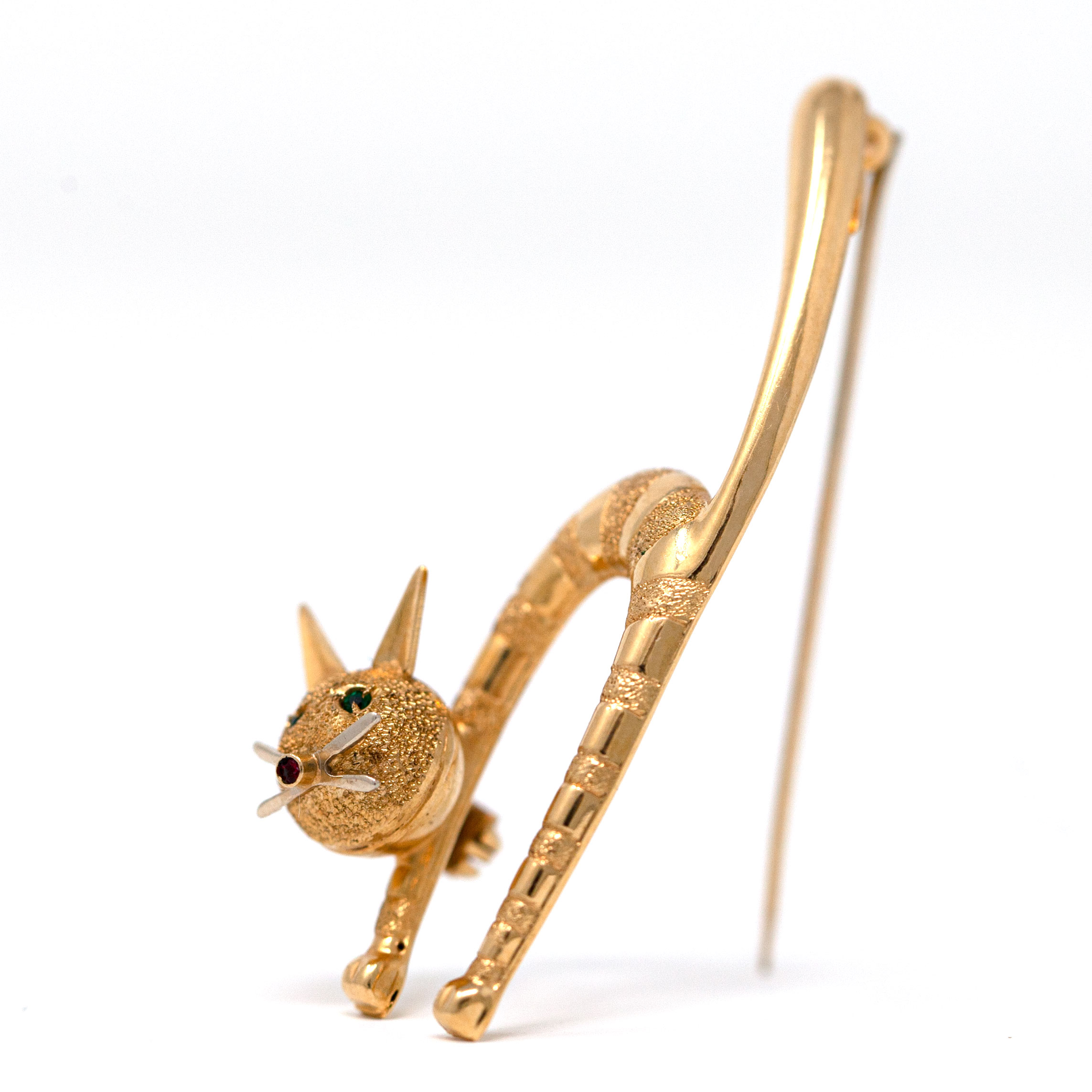 Vintage Italian 18K Gold Cat Brooch with Emerald Eyes and Ruby Nose - Image 4