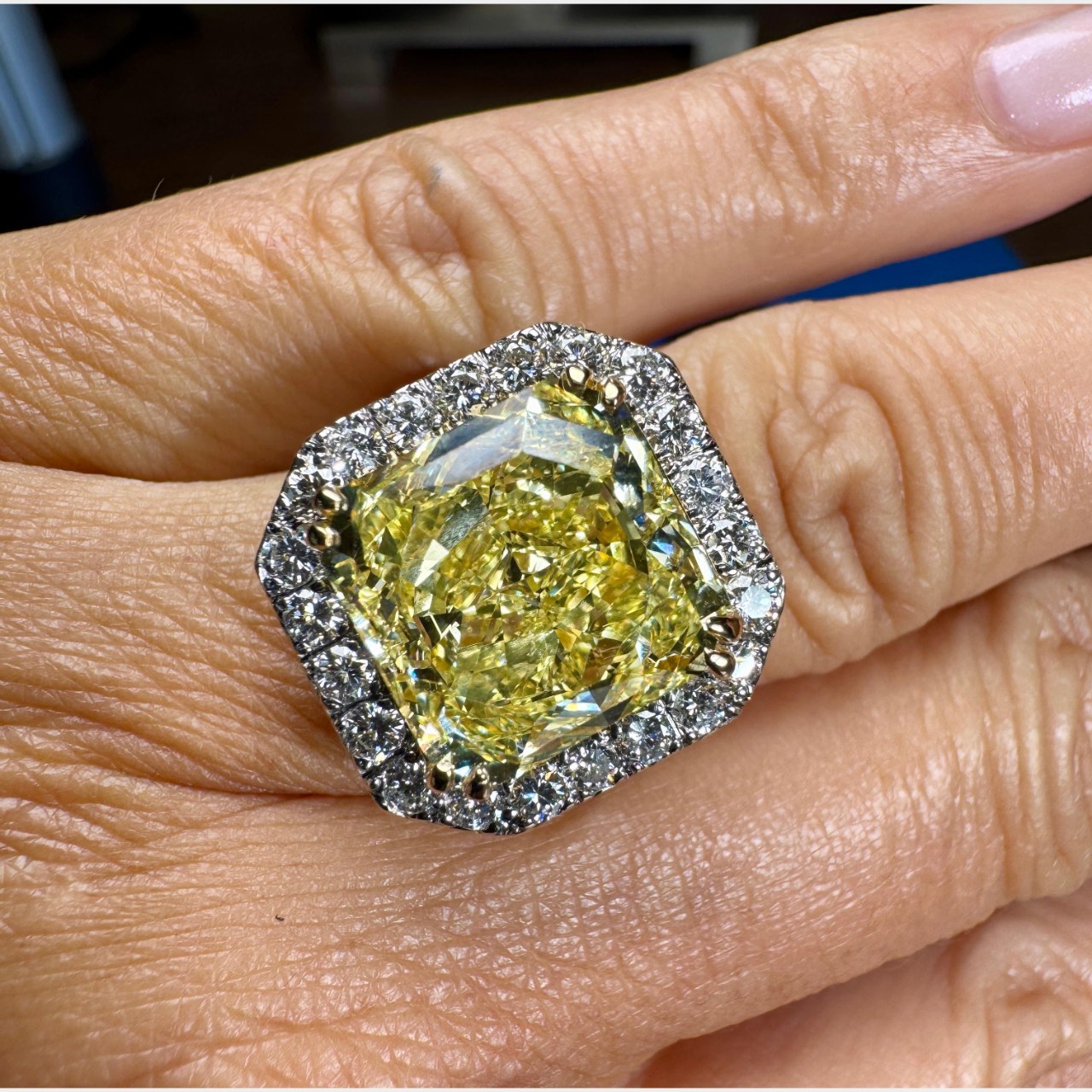 18K White Gold GIA Certified Fancy Intense Yellow Diamond 10.06 Carats Ring - Image 4